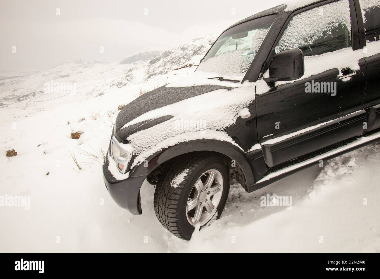 Ein Auto auf Wrynose Pass im Lake District zu 1300 Füßen stecken. Stockfoto