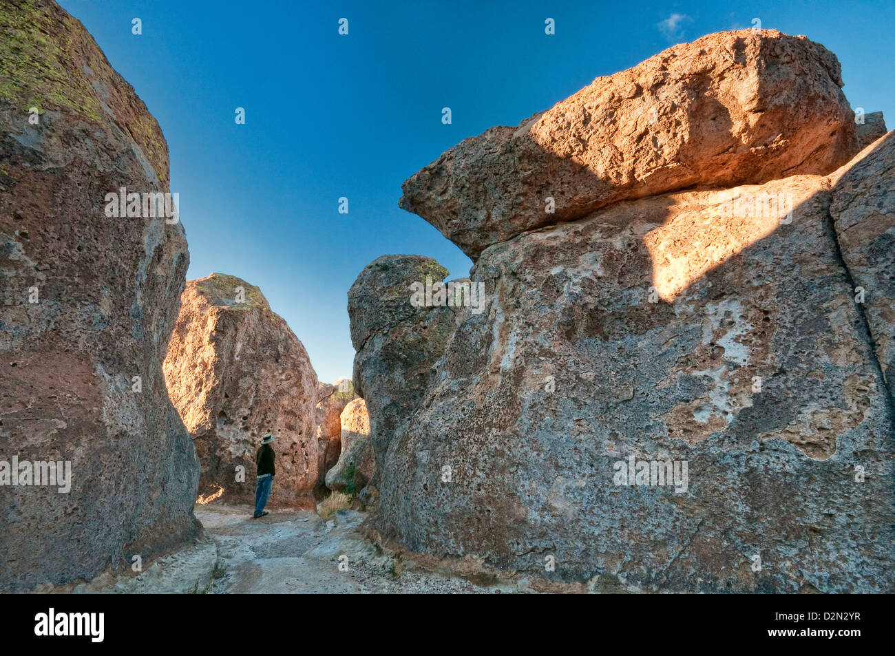 Wanderer auf vulkanischen Felsformationen an Stadt des Rocks State Park, Mimbres Tal, Chihuahua-Wüste, New Mexico, USA Stockfoto