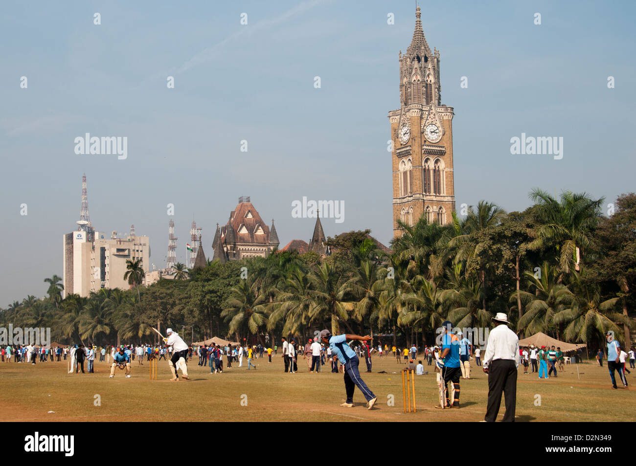 Wochenende-Cricket Spiele Maidan Park Mumbai Churchgate Bombay Indien Hintergrund Universität von Mumbai und Rajabai Clock tower Stockfoto