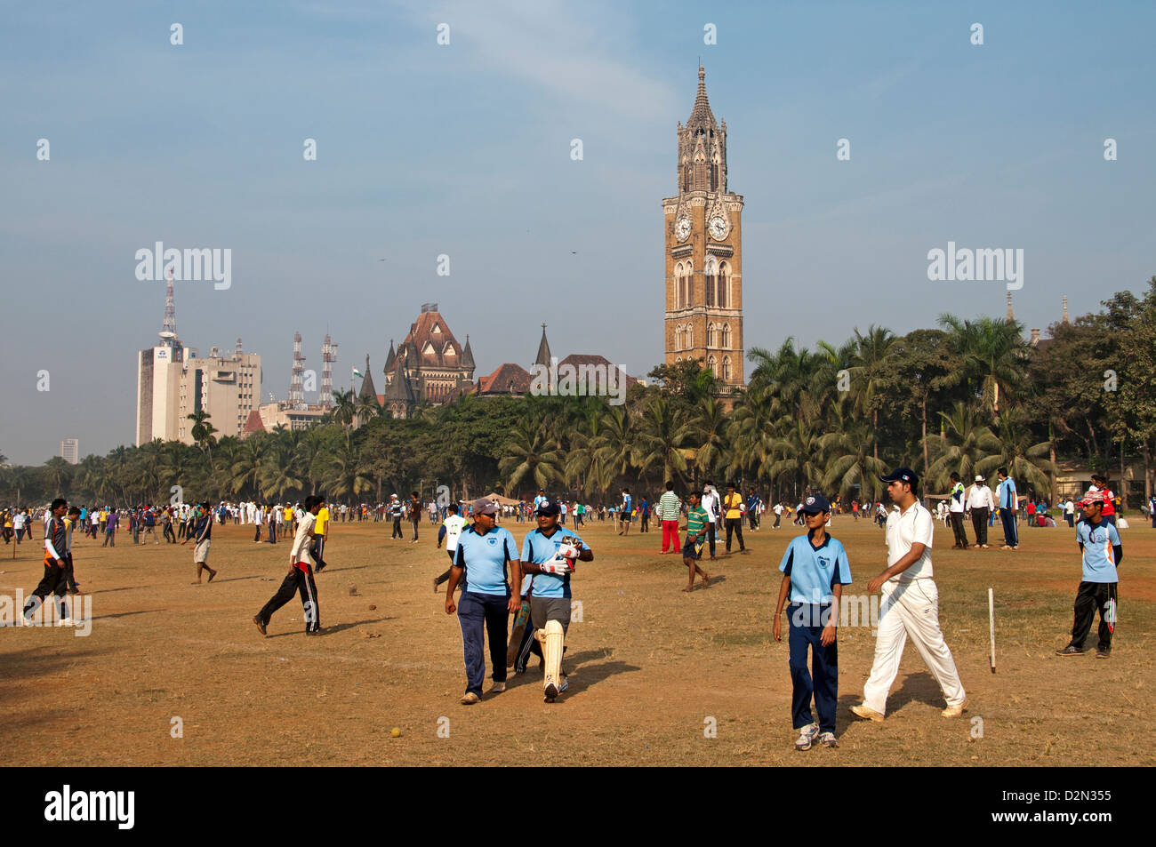 Wochenende-Cricket Spiele Maidan Park Mumbai Churchgate Bombay Indien Hintergrund Universität von Mumbai und Rajabai Clock tower Stockfoto