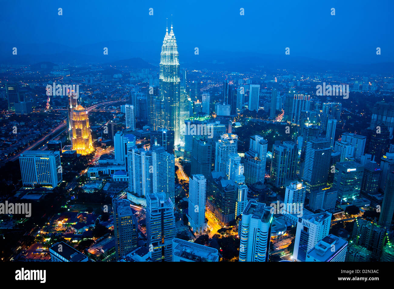 Nachtansicht über das Bankenviertel mit Petronas Towers und weitere Wolkenkratzer aus KL Tower, Kuala Lumpur, Malaysia Stockfoto