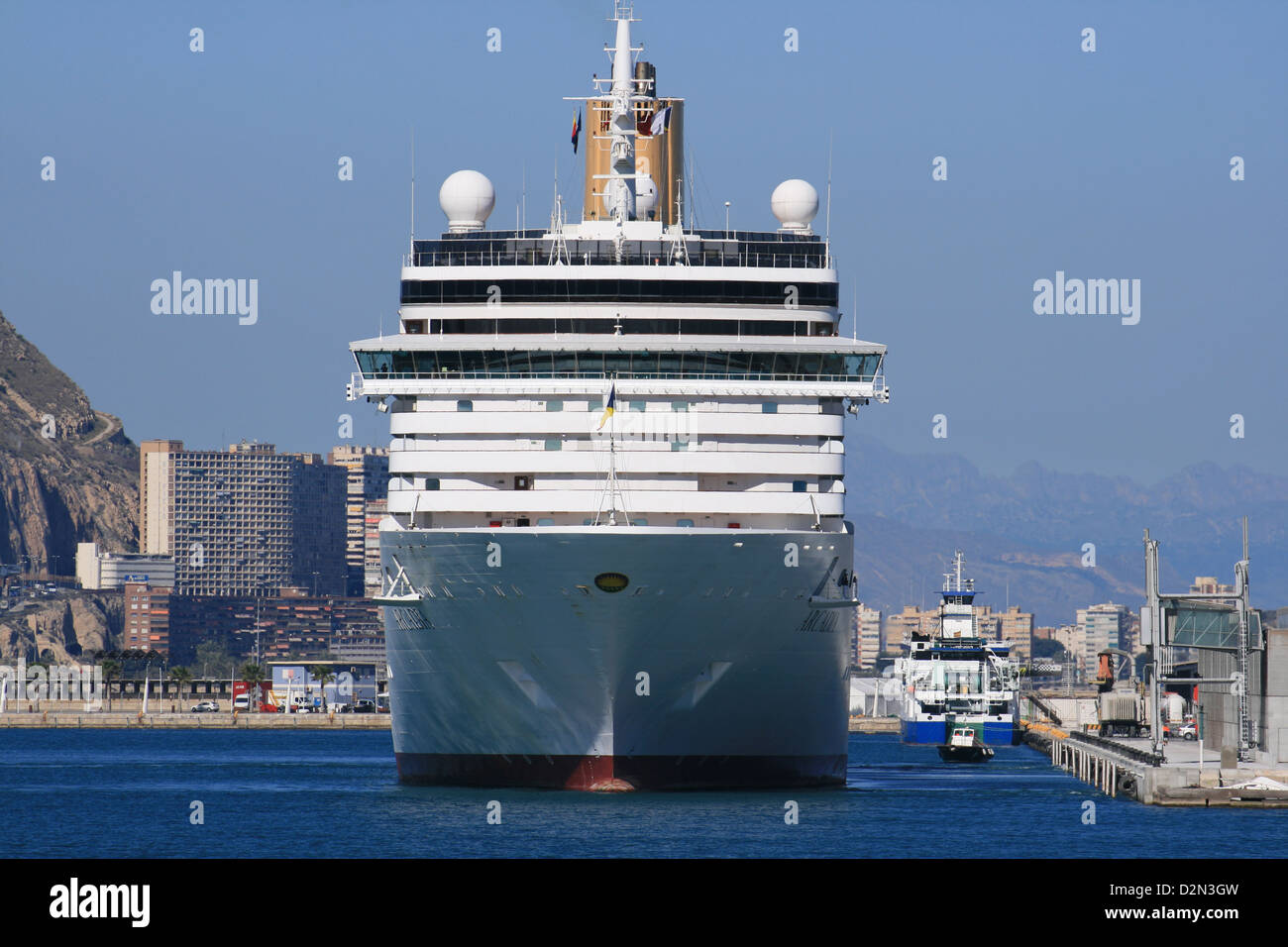 Kreuzfahrt verlassen den Hafen von Alicante Stockfoto