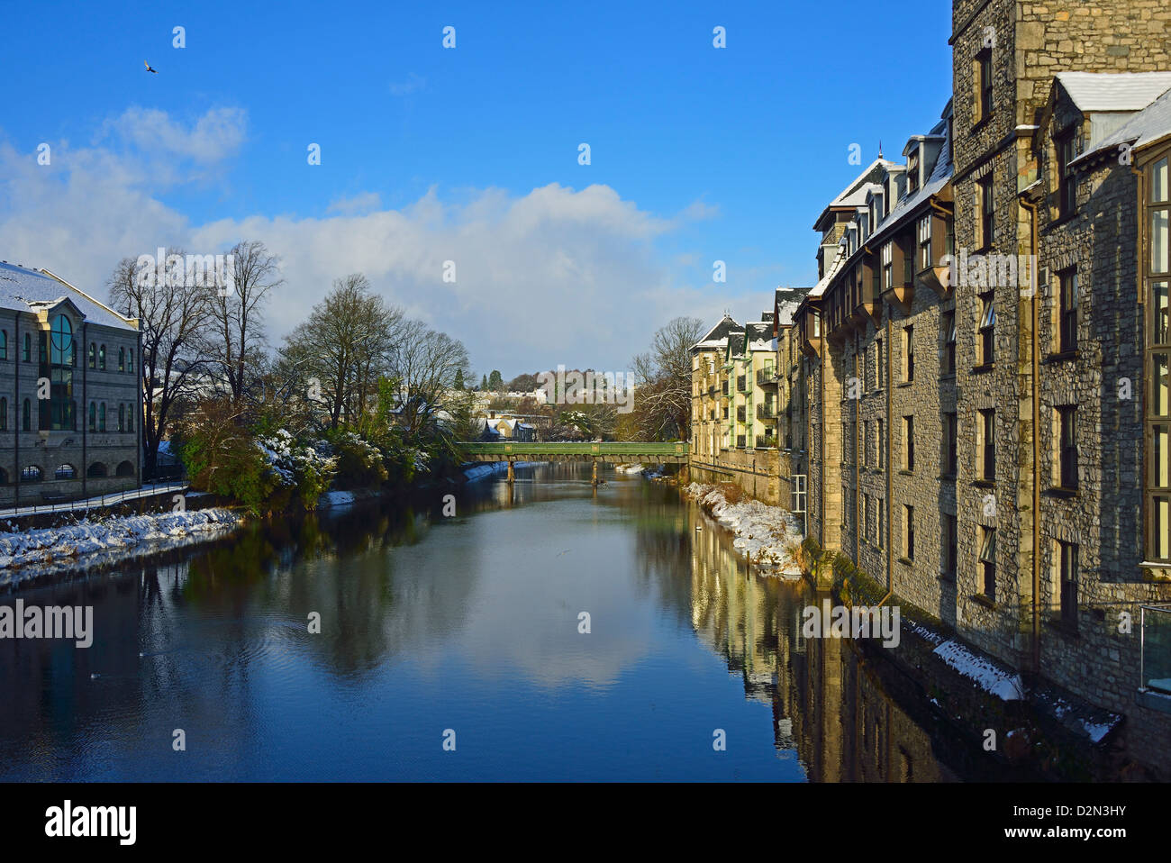Die Riverside Apartments, der Fluss Kent und Victoria Bridge. Kendal, Cumbria, England, Vereinigtes Königreich, Europa. Stockfoto
