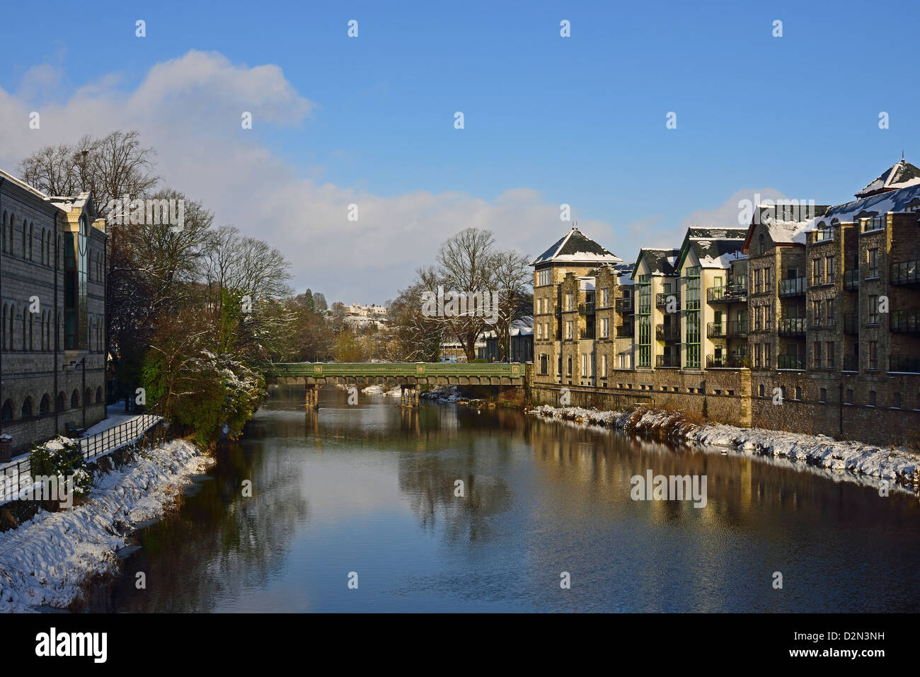 Die Riverside Apartments, der Fluss Kent und Victoria Bridge. Kendal, Cumbria, England, Vereinigtes Königreich, Europa. Stockfoto
