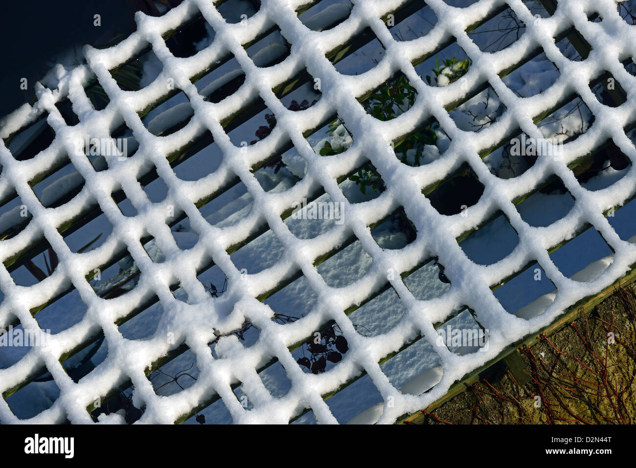 Schnee-Gitterwerk. Schneebedeckte Garten Spalier. Tier Banken, Kendal, Cumbria, England, Vereinigtes Königreich, Europa. Stockfoto