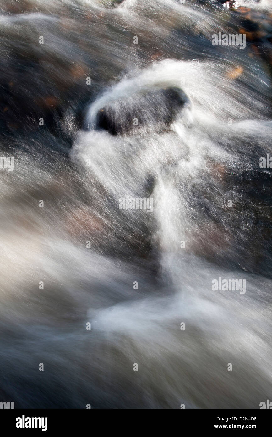 Schnell fließende Wasser in einem Fluss Pennine Stockfoto