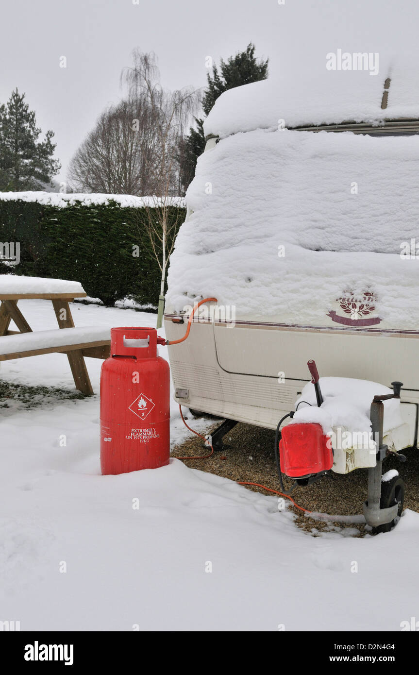 Wohnwagen in einem alle Saison-Caravan-Park fotografiert während Januar Schnee fallen, Propan gas - Flasche verwendet Verwendung in kälteren Monaten Stockfoto