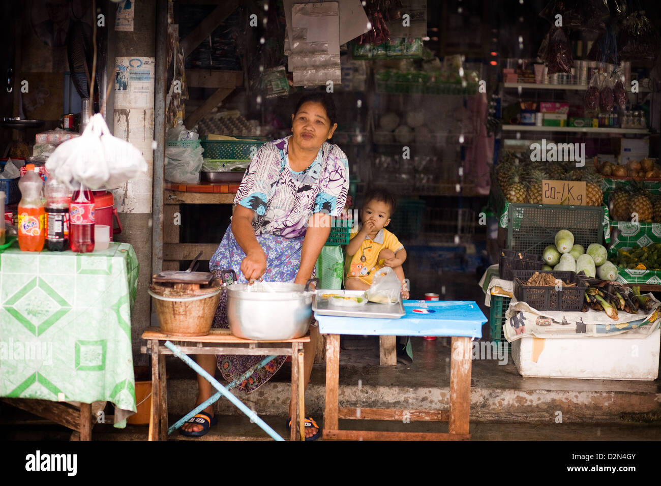 Eine Frau und Kind auf einem Markt in Thong Sala, Koh Phangan, Thailand Stockfoto
