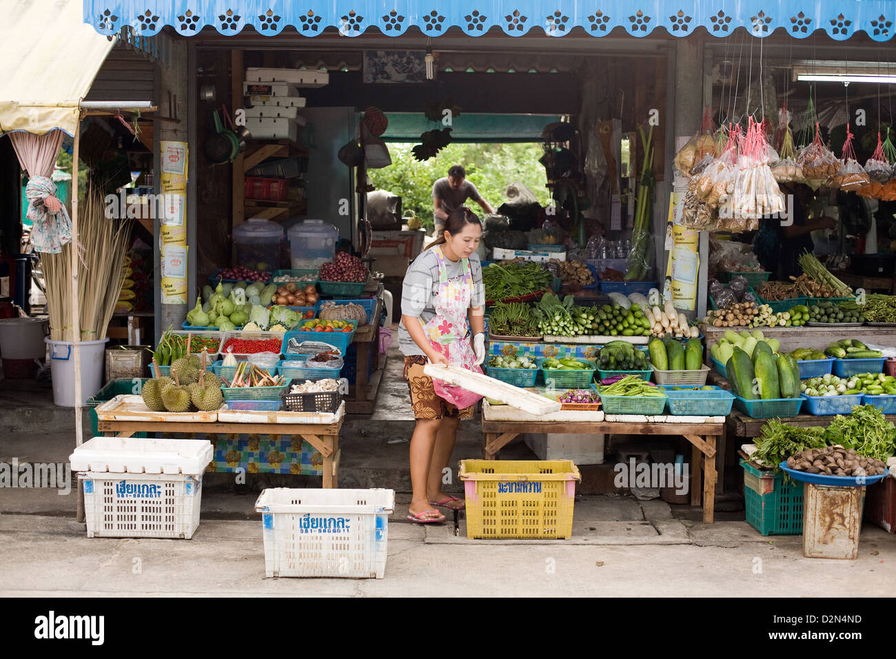 Eine Frau verkauft Gemüse auf einem Markt in Thong Sala, Koh Phangan, Thailand Stockfoto