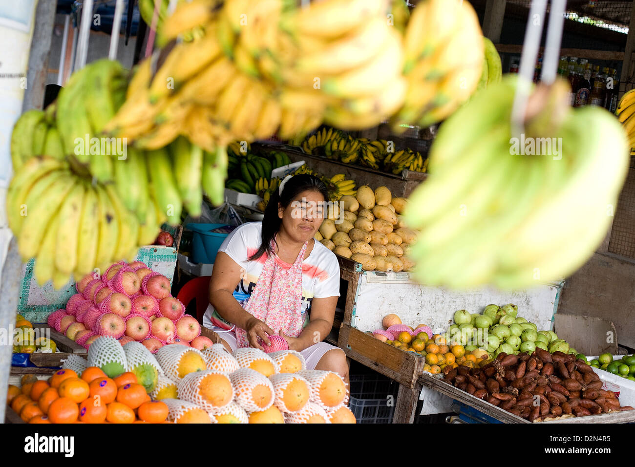 Eine Frau verkauft Obst auf einem Markt in Thong Sala, Koh Phangan, Thailand Stockfoto