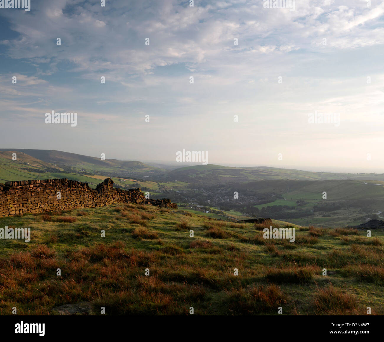 Blick vom tonnelle in der Pennine Hills über Marsden und Delph - Blick in Richtung Saddleworth Stockfoto