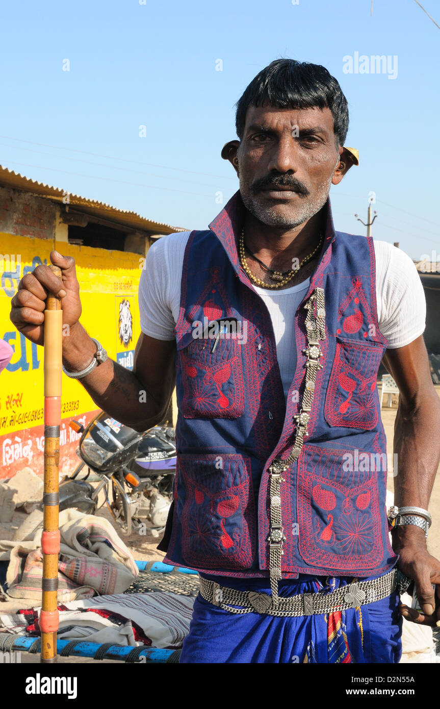 Maldhari Gujjar mit seiner traditionellen Kleidung, Gujarat, Indien, Asien Stockfoto