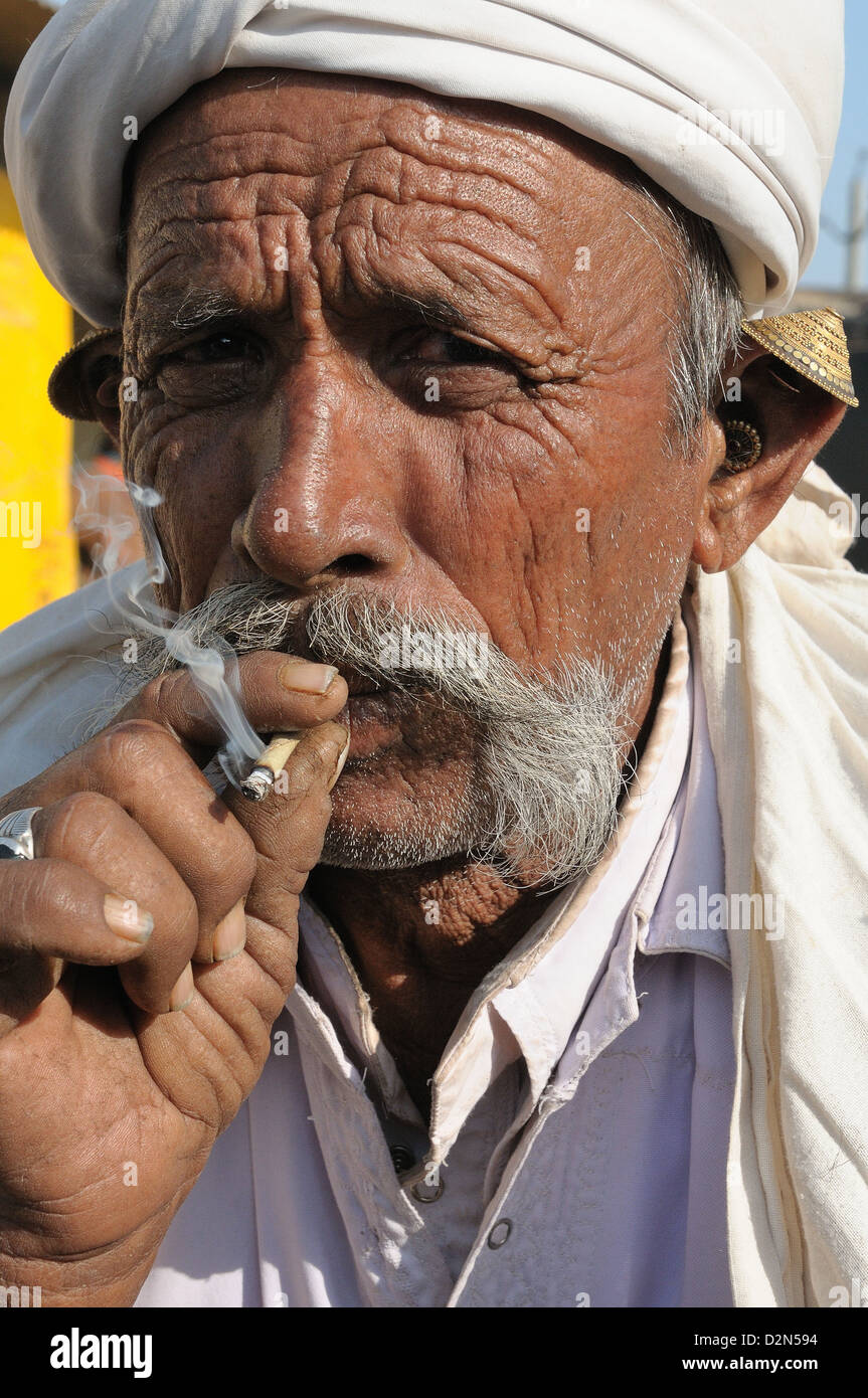 Rauchen Beedies von Männern im ländlichen Indien, Gujarat, Indien, Asien Stockfoto