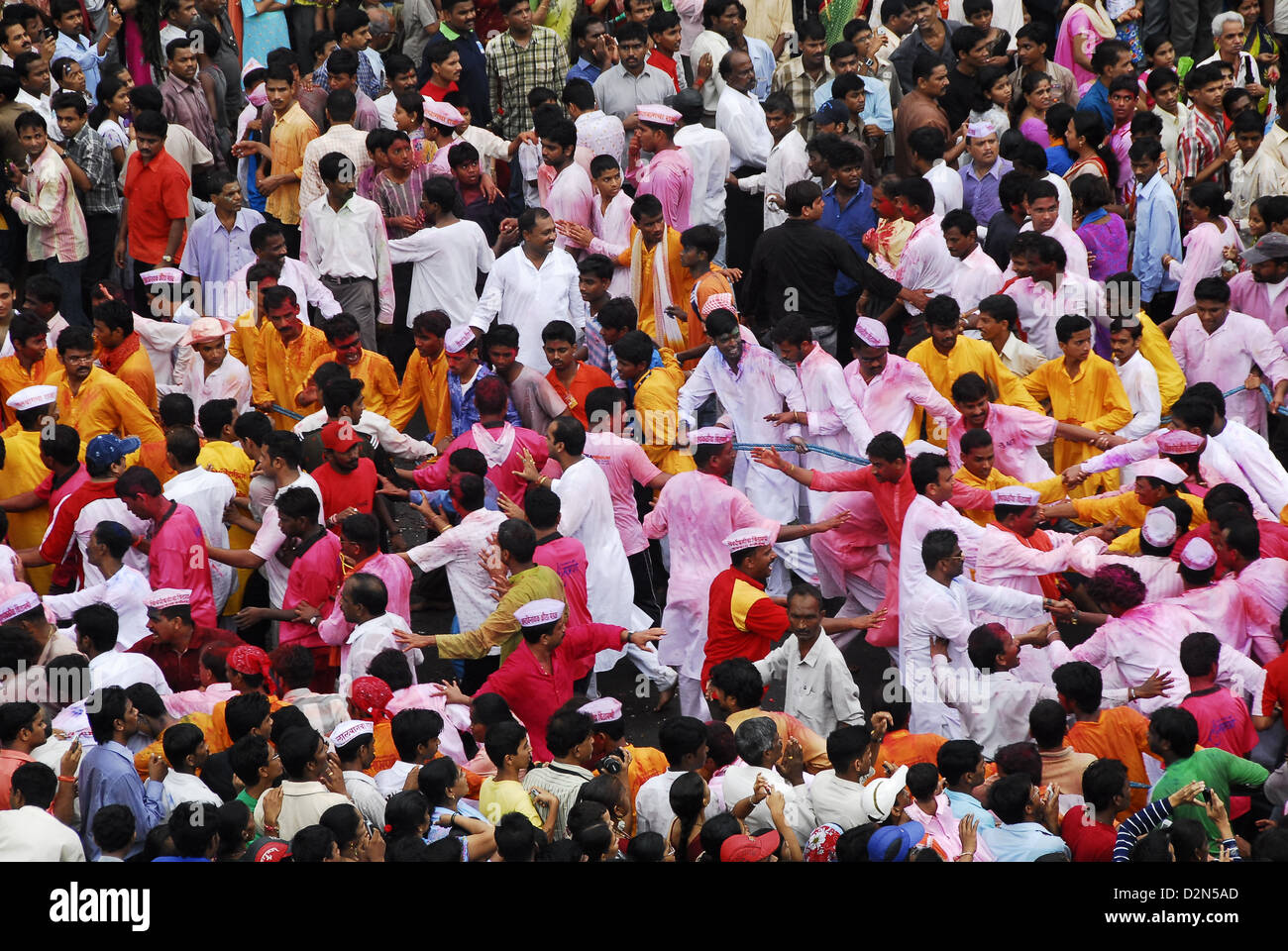 Menschen bilden eine Kette, während die Ganesha Idol Prozession zum Eintauchen, Mumbai, Maharashtra, Indien, Asien Stockfoto