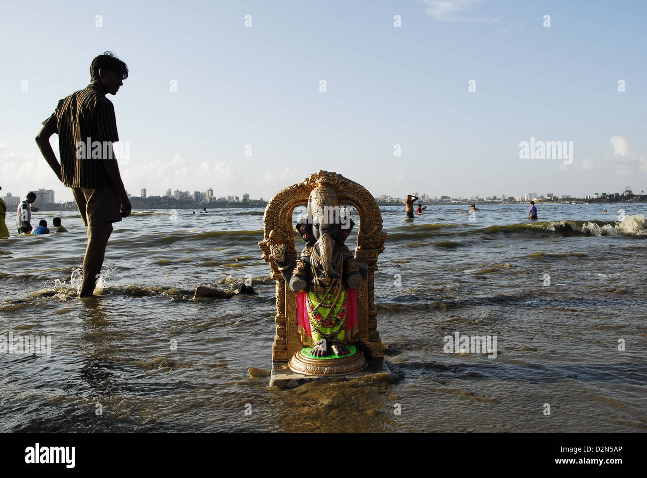Eine Ganesha-Idol wäscht an Land in Mumbai, Maharashtra, Indien, Asien Stockfoto