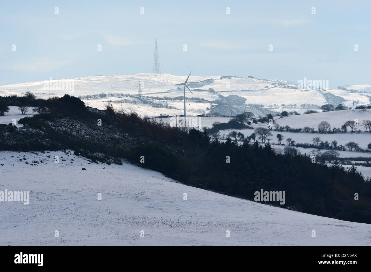 Windkraftanlage im Schnee bedeckt Landschaft Stockfoto