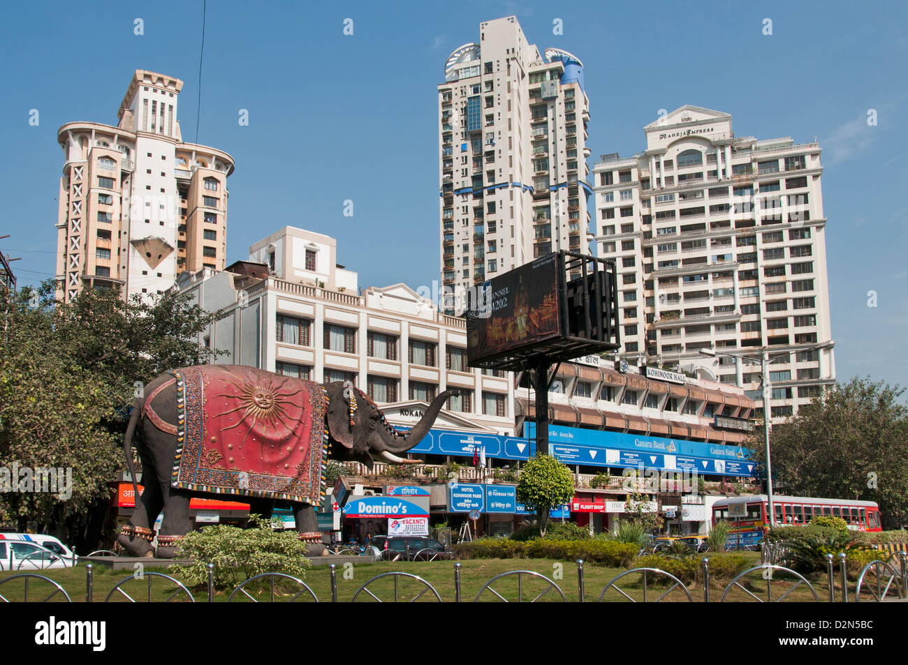 Elefanten die Vororte Bandra Mumbai (Bombay) Indien moderne Architektur Stockfoto