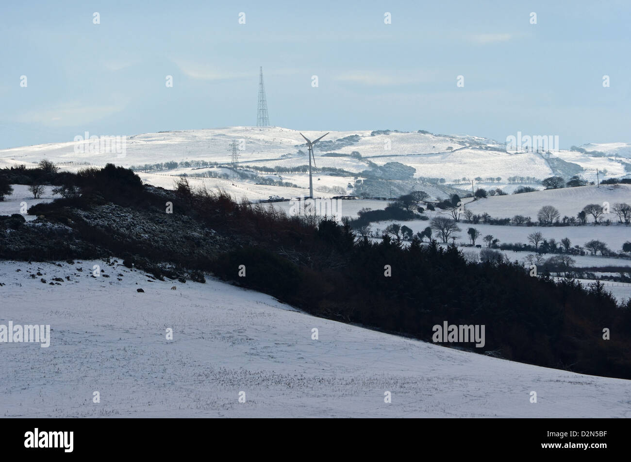 Windkraftanlage im Schnee bedeckt Landschaft Stockfoto