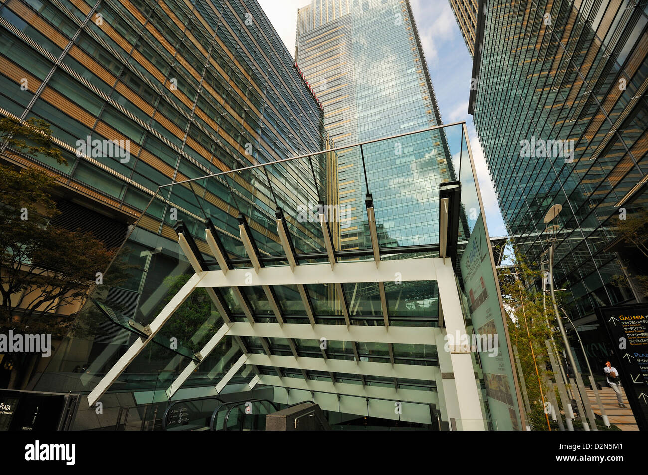 Moderne Glas- und Stahl-Büro-Blöcke in Tokyo Midtown, Japan Stockfoto