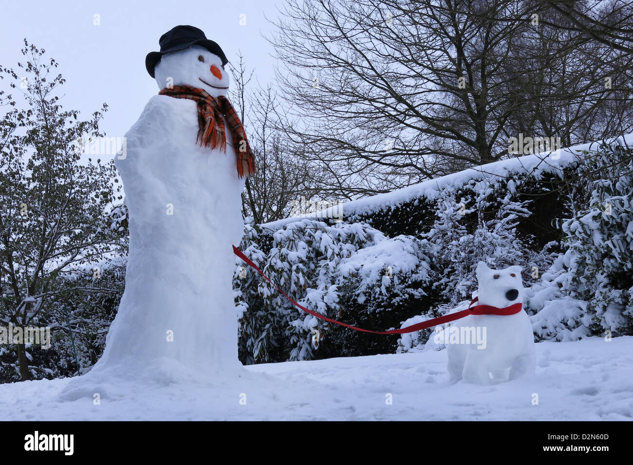 Einen Schneemann mit einem Schnee-Hund Stockfoto