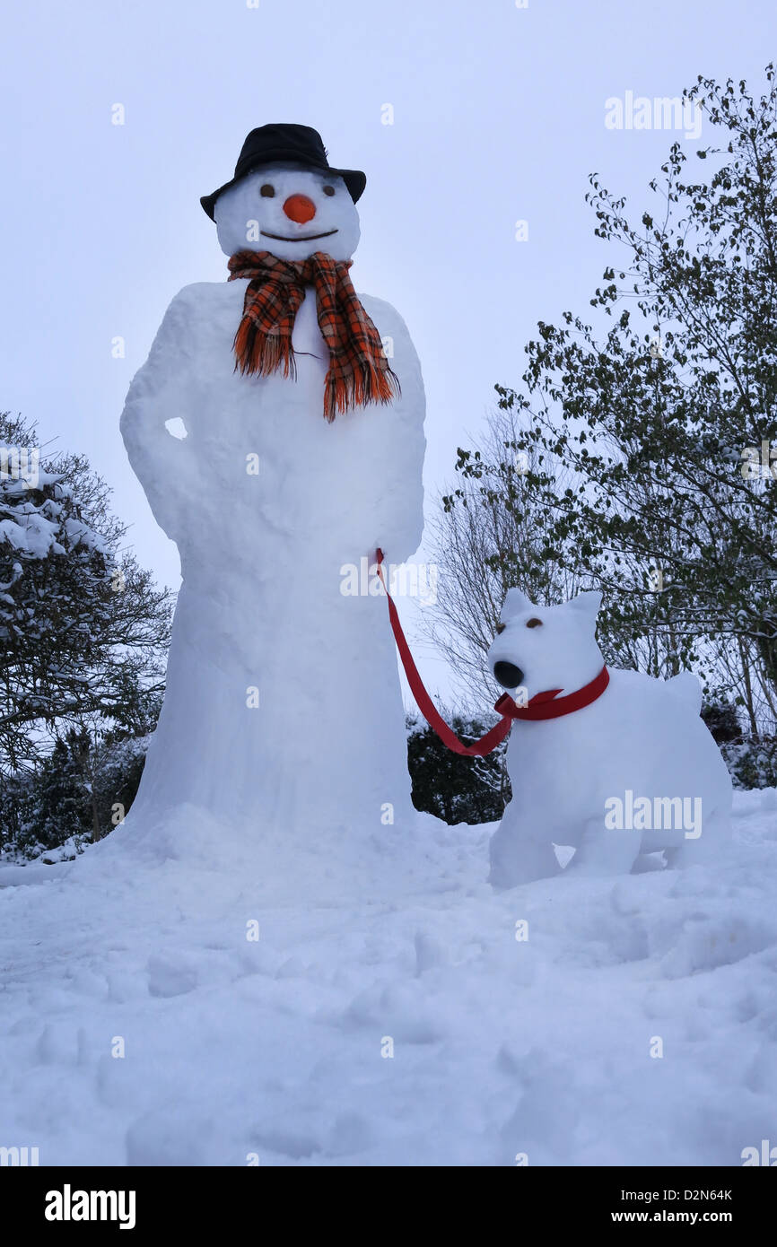 Einen Schneemann mit einem Schnee-Hund Stockfotografie - Alamy