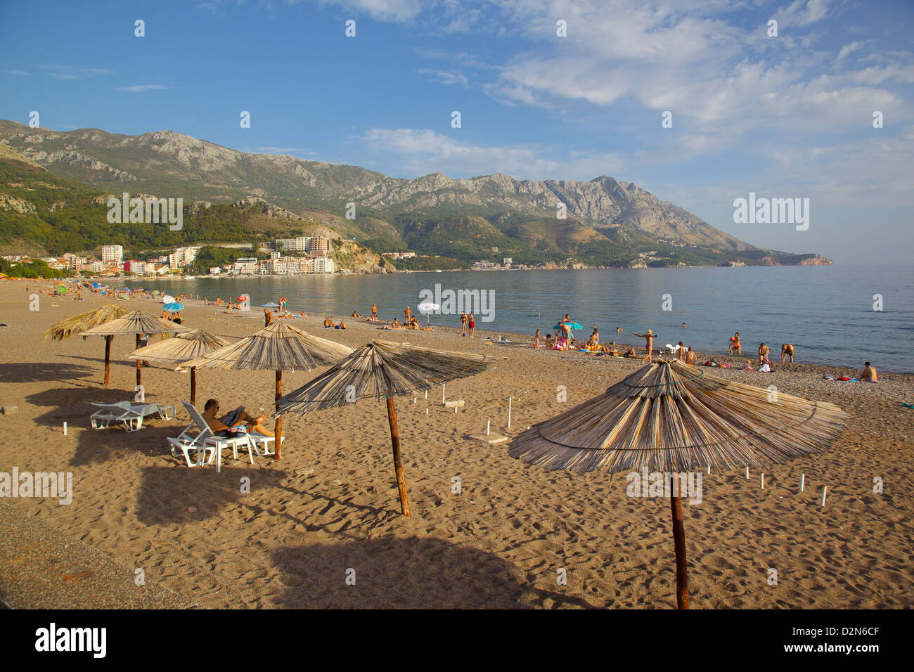 Strand und Sonnenschirme, Becici, Bucht von Budva, Montenegro, Europa Stockfoto