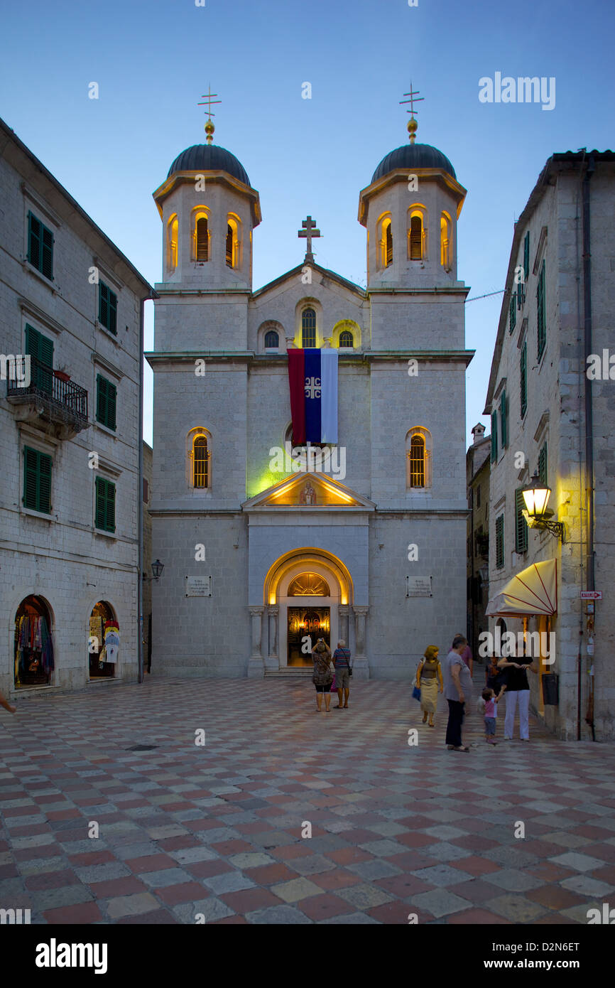 St.-Nikolaus-serbisch-orthodoxen Kirche in der Abenddämmerung, Altstadt, UNESCO-Weltkulturerbe, Kotor, Montenegro, Europa Stockfoto