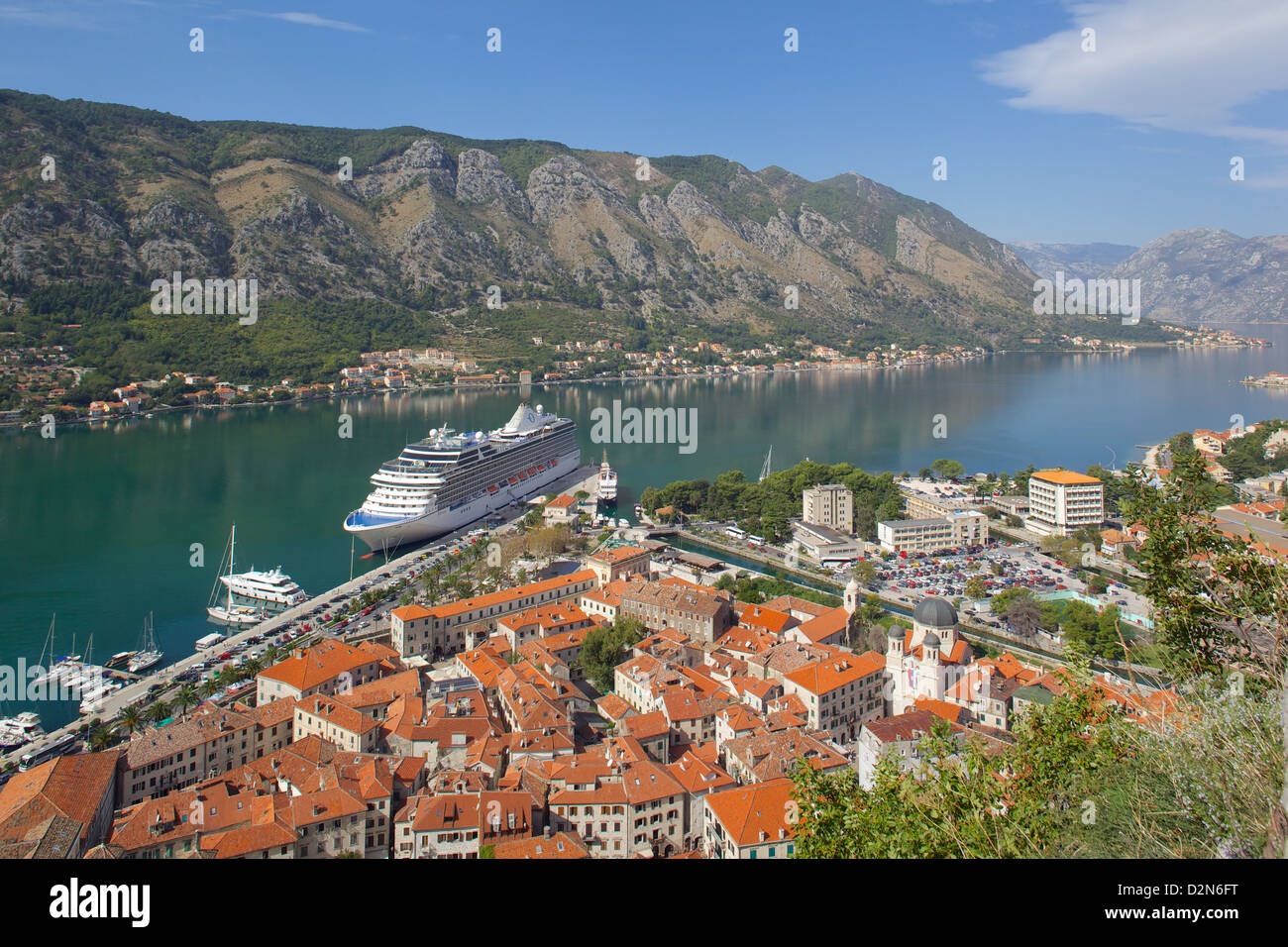 Blick über Altstadt und Kreuzfahrtschiff im Hafen, Kotor, UNESCO-Weltkulturerbe, Montenegro, Europa Stockfoto