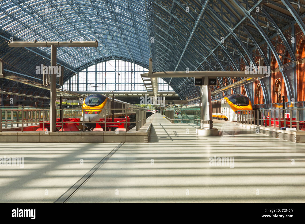 Zwei Eurostar-Züge warten auf Abfahrt St. Pancras International, London, England, Vereinigtes Königreich, Europa Stockfoto