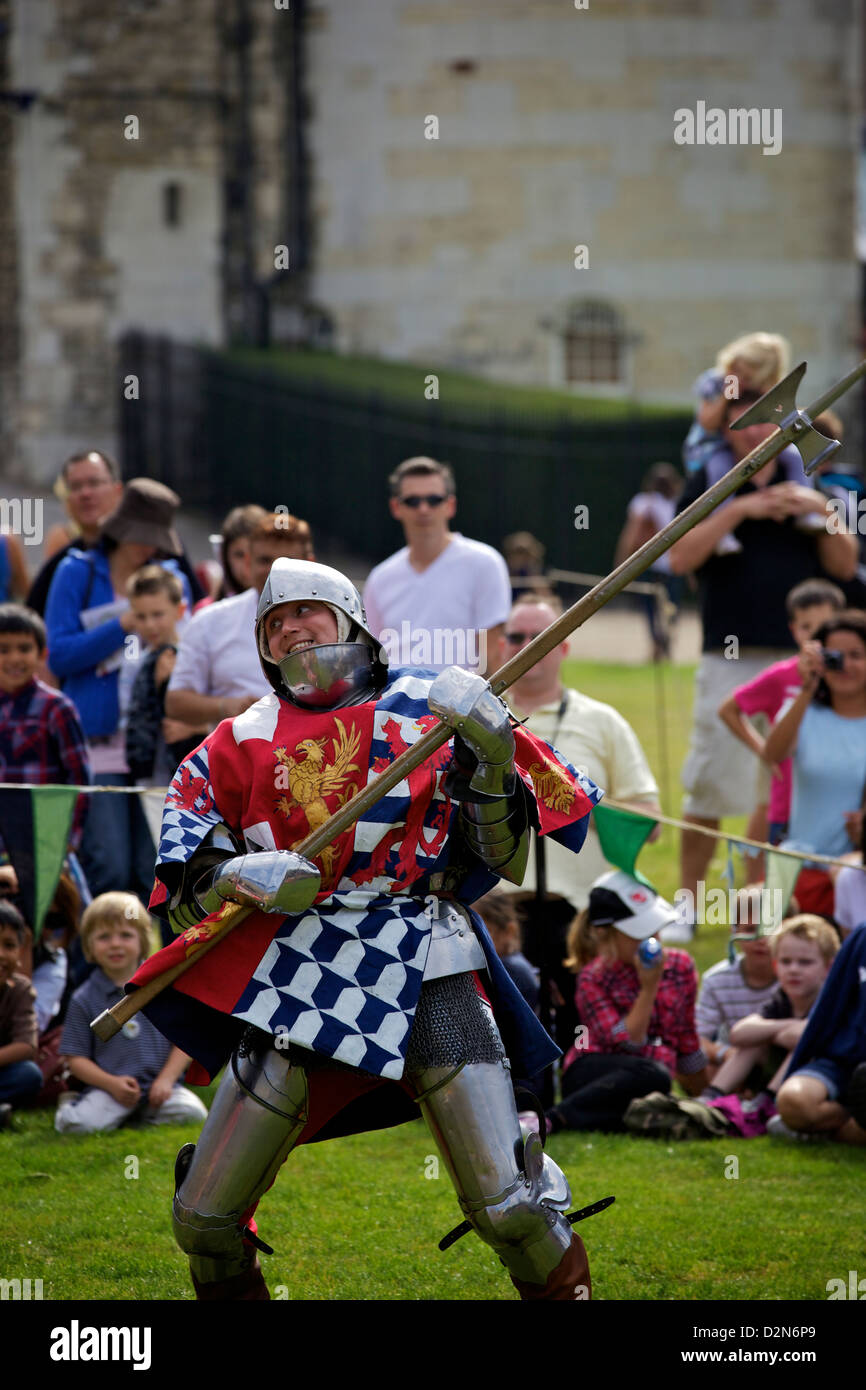 Nachstellung eines Ritters des kämpfen in den Tower of London, England, Vereinigtes Königreich, Europa Stockfoto