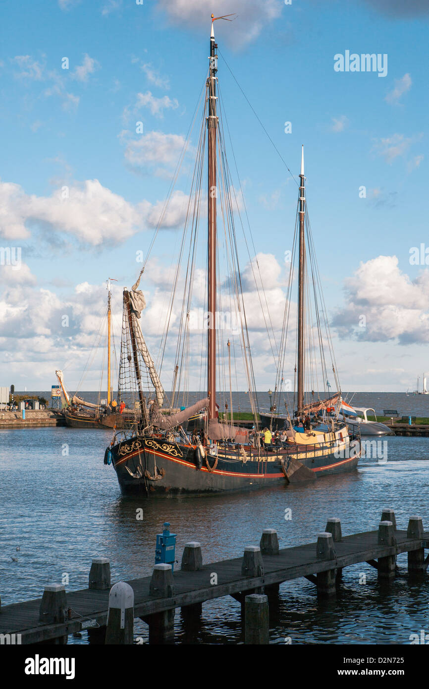 Traditionelle holländische Handelsschiff Segeln in den Hafen von Volendam, Noord-Holland, Niederlande (Holland), Europa Stockfoto