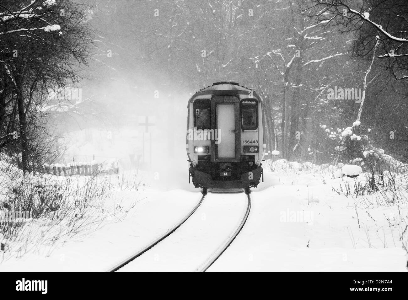 Zug von Whitby nach Middlesbrough auf der malerischen Esk Valley Linie nähert sich Kildale Station im Schnee Stockfoto