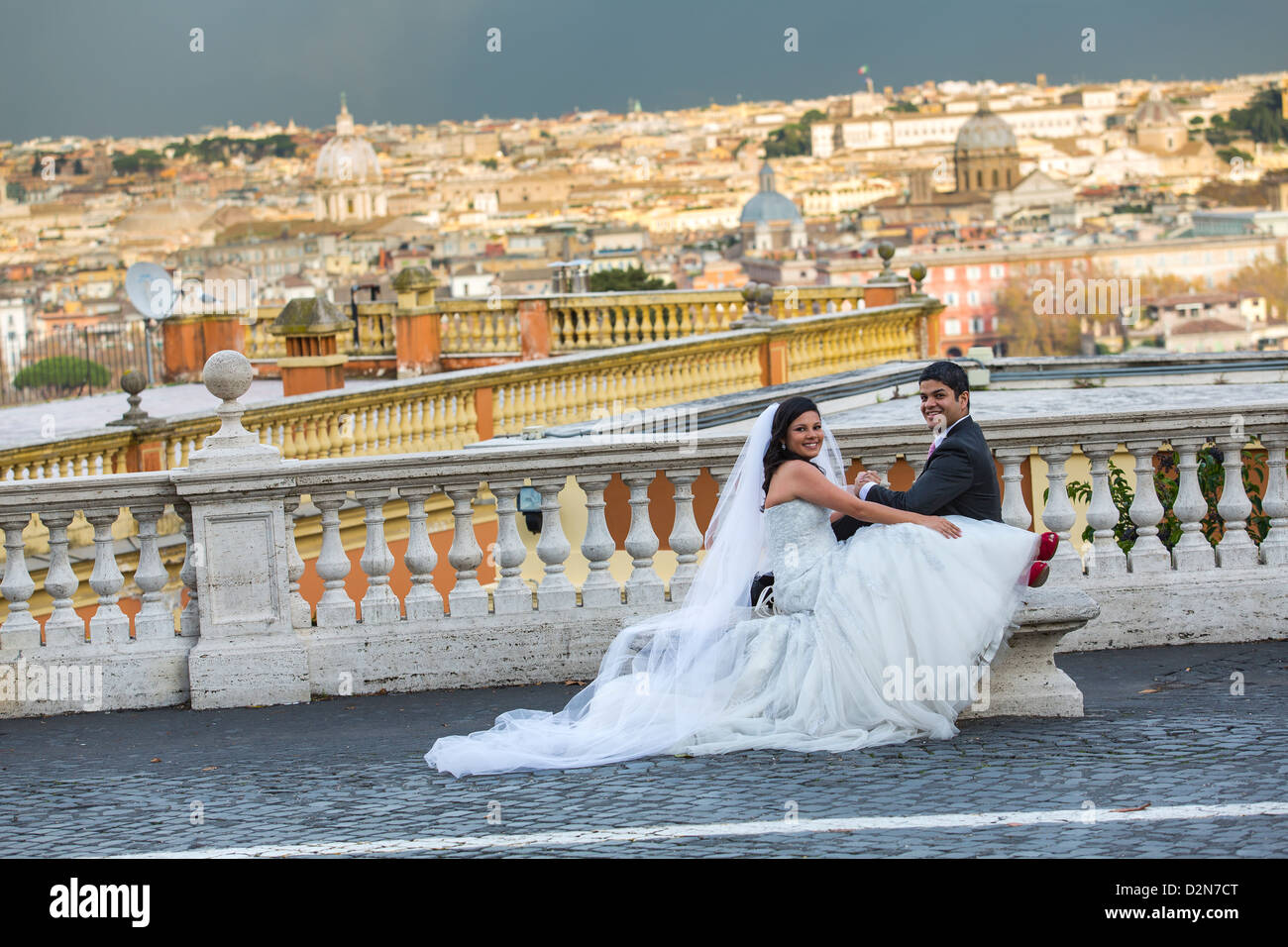 Brautpaar posiert mit Blick auf die Skyline der römischen Stockfoto