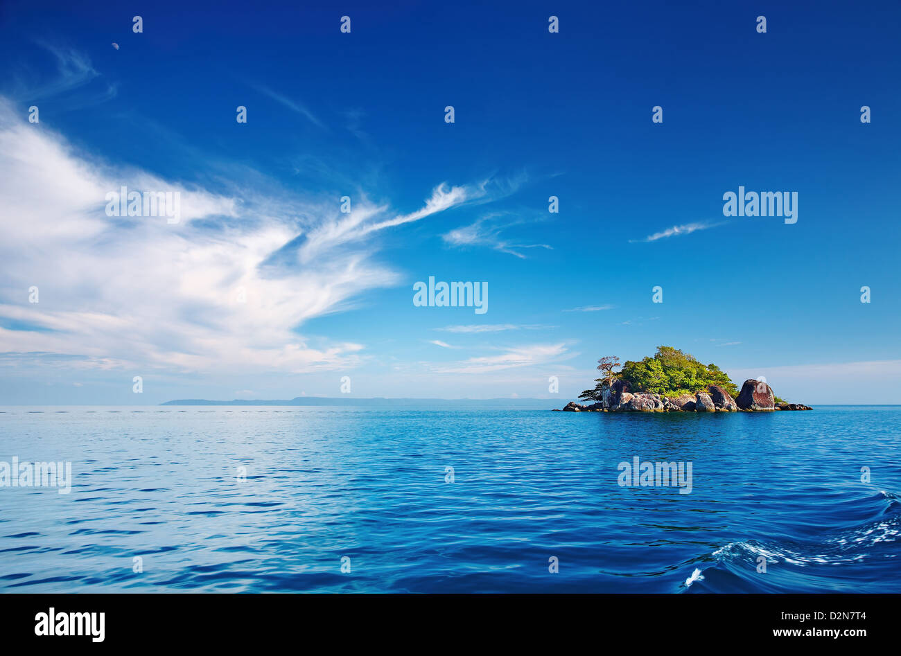 Seelandschaft mit einer kleinen Insel, Inselgruppe Trat, Thailand Stockfoto