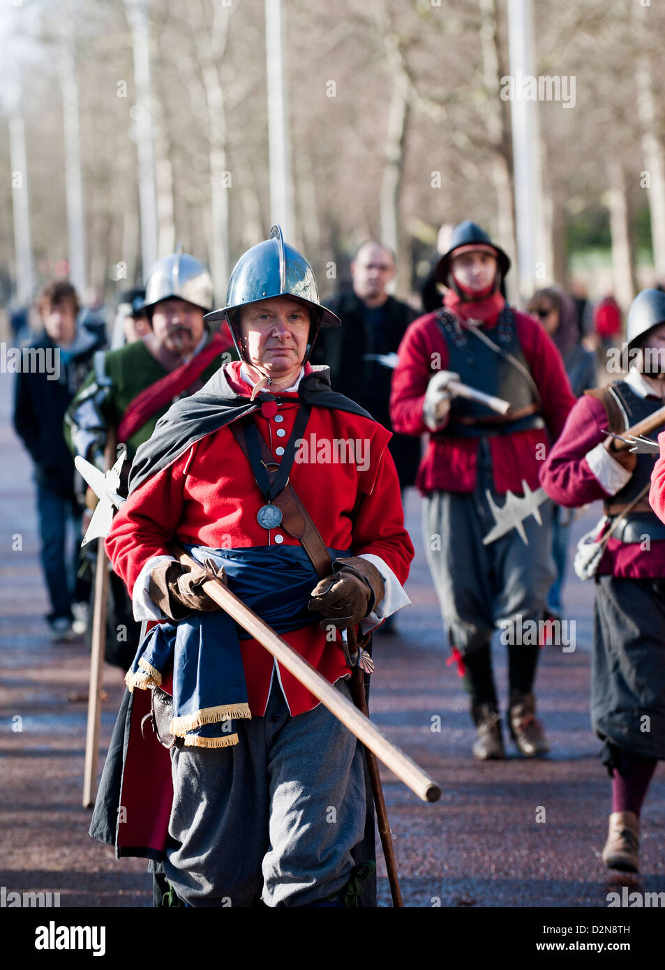Mitglieder des Vereins englischer Bürgerkrieg März entlang der Mall an einen Dienst zum Gedenken an die Hinrichtung von König Charles I Stockfoto