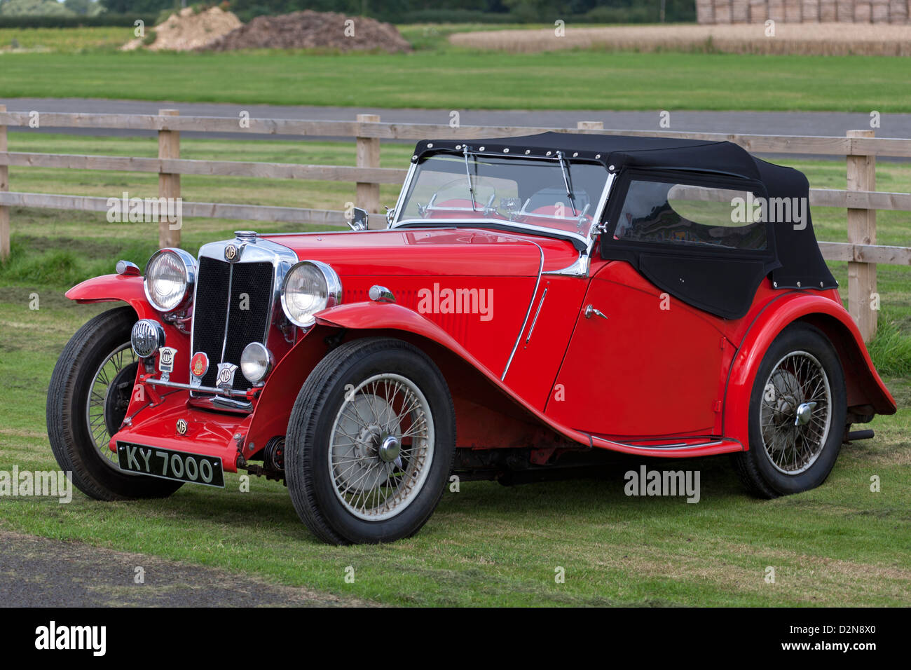 MG Roadster KY 7000 parkte am Breighton Flugplatz Stockfoto