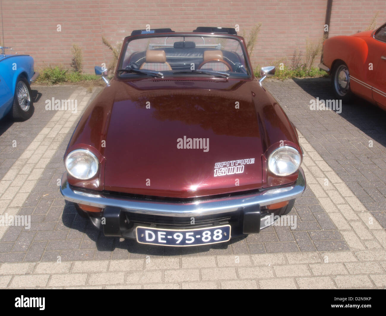 Der 1969 Triumph Spitfire 1500 ist ein britischer zweisitziger Sportwagen. Mit seinem schlanken Design verfügt er über einen 1,5-Liter-Motor und ein Schaltgetriebe. Er ist bekannt für sein Handling und seine Leistung sowohl auf Straßen in der Stadt als auch auf Landstraßen. Stockfoto