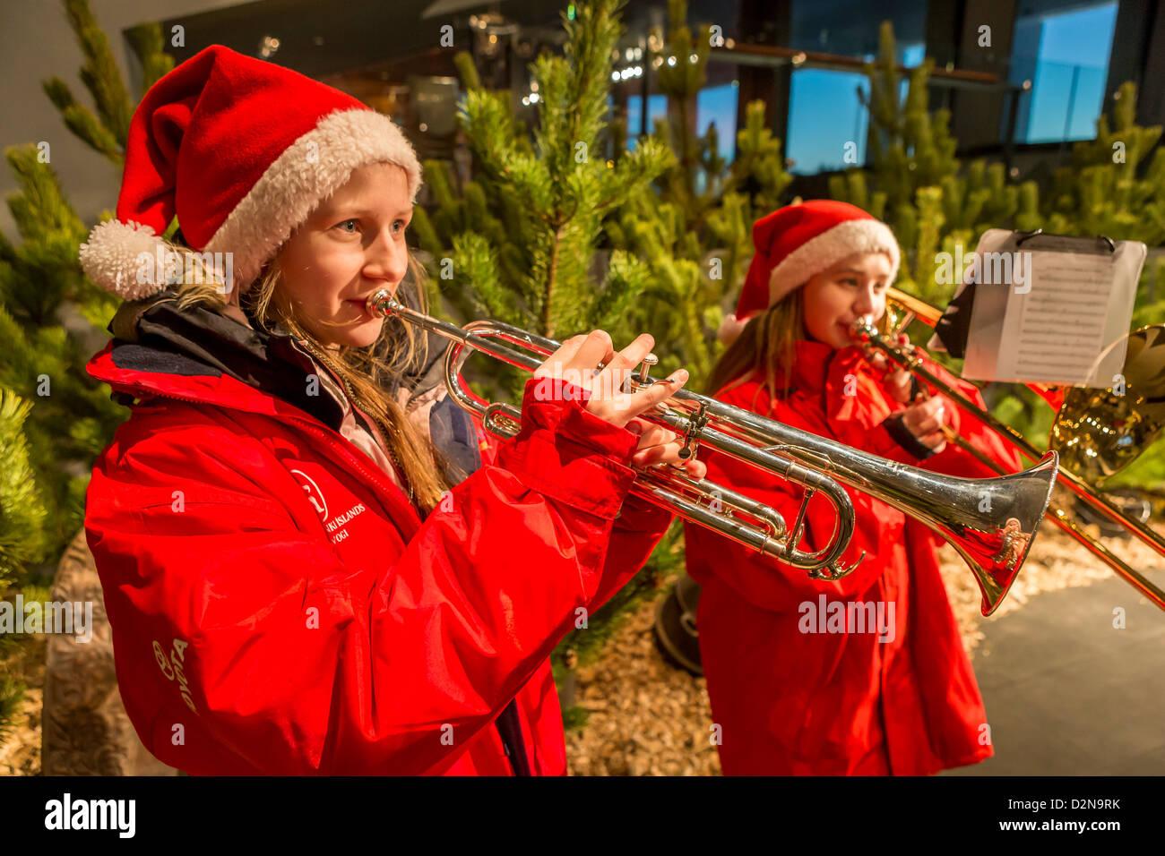 Mädchen im Teenageralter spielen Folie Posaune und Trompete, Weihnachten Zeit Reykjavik Island Stockfoto