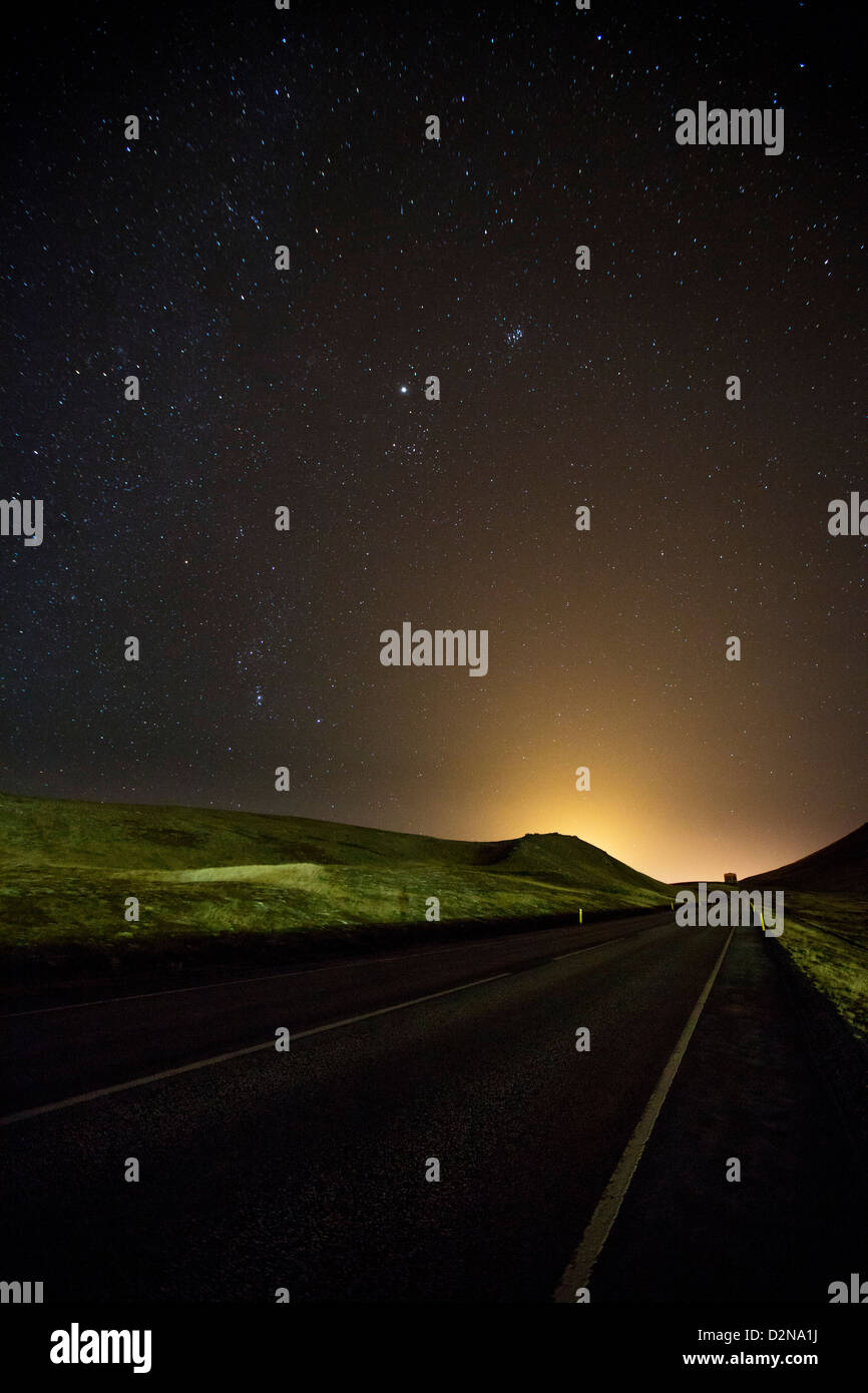 Sternennacht über Straße und Landschaft, Island Stockfoto