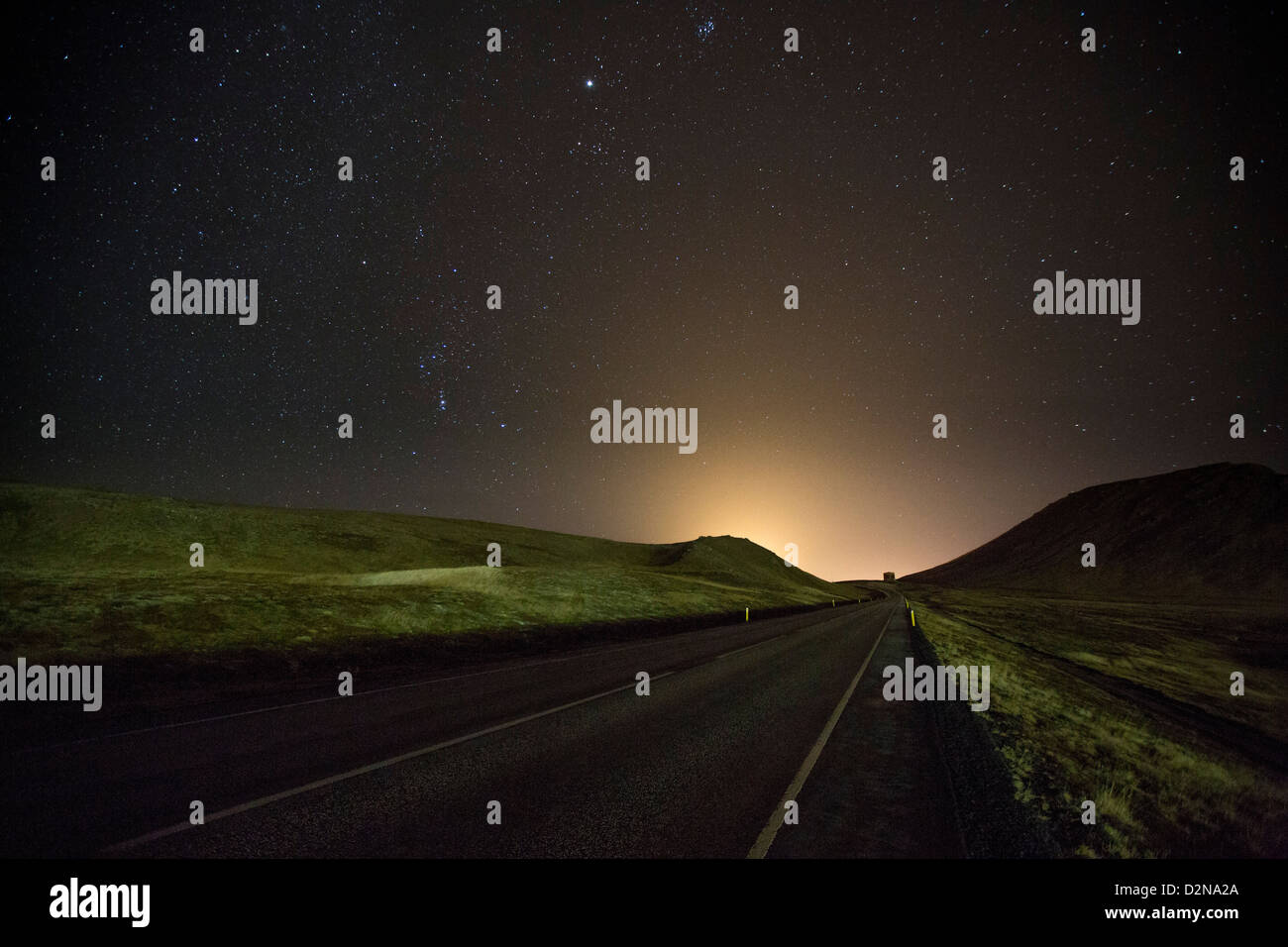 Sternennacht über Straße und Landschaft, Island Stockfoto