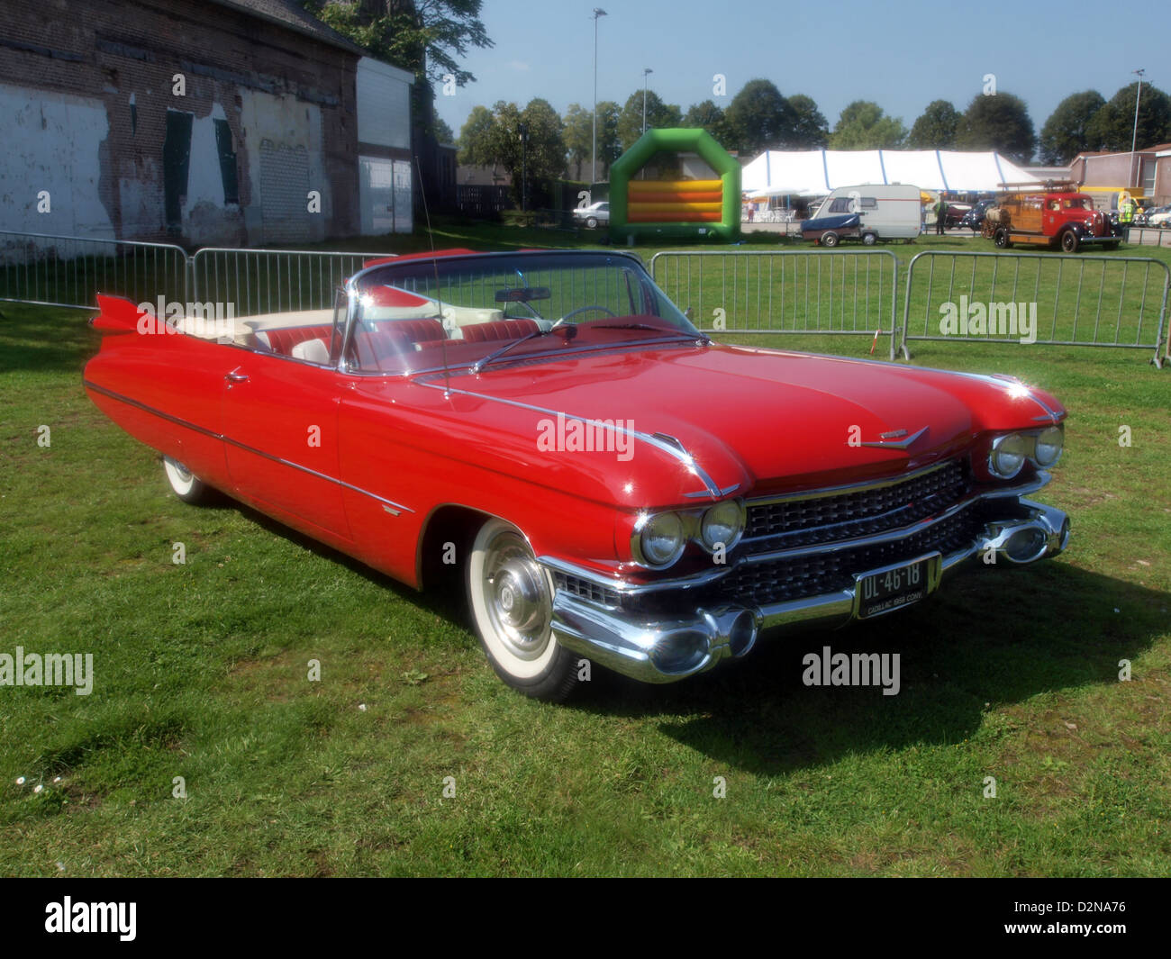 Der Cadillac Coup de Ville aus dem Jahr 1959 ist ein Luxusfahrzeug, das für seine extravaganten Heckflossen und Chromdetails bekannt ist und das dem amerikanischen Automobildesign der späten 1950er Jahre entspricht. Als einer der berühmtesten Cadillacs stellt dieses Auto den Höhepunkt des amerikanischen Luxus der Nachkriegszeit dar und wird von Oldtimer-Sammlern sehr geschätzt. Stockfoto