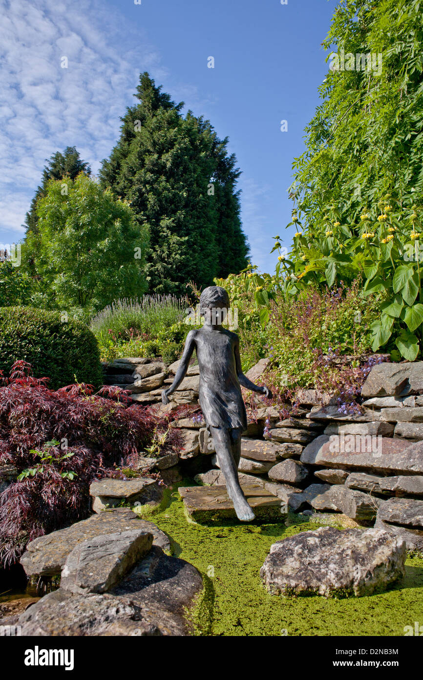 Kind-Statue am kleinen Teich. Stockfoto