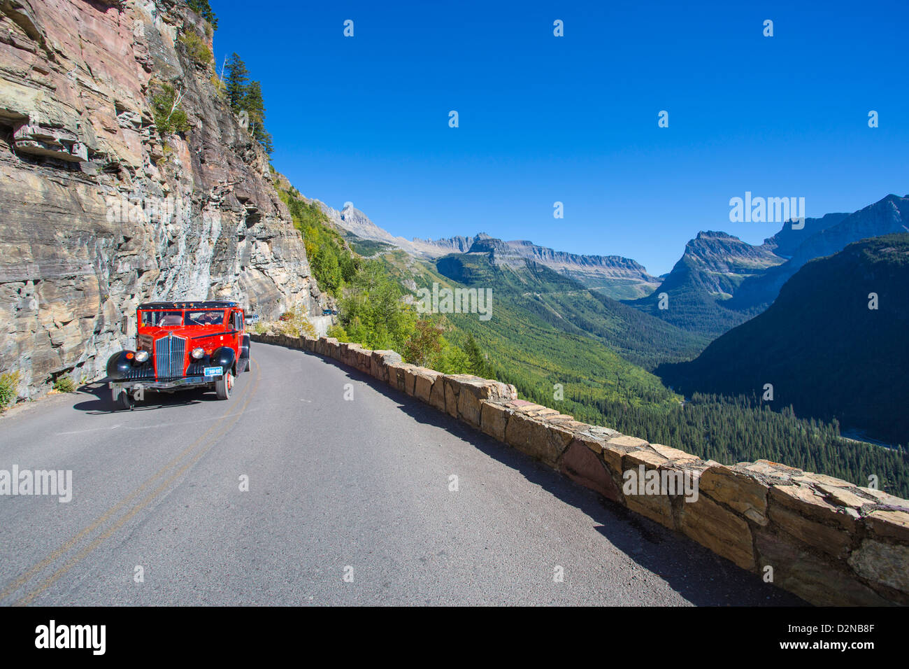 Roter Bus auf der gonna Sun Road im Glacier National Park in den Rocky Mountains von Montana Stockfoto