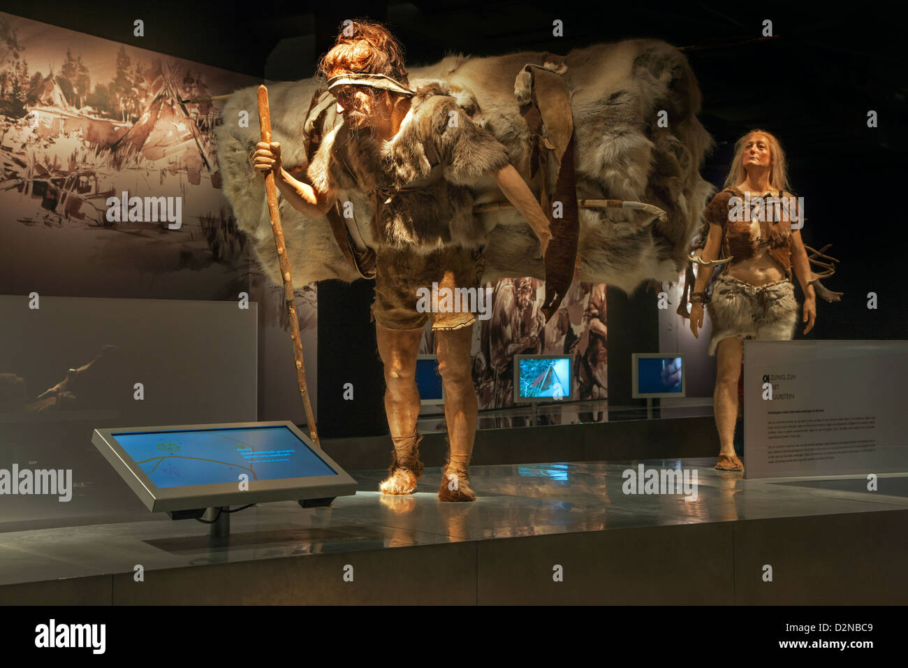 Prähistorische Nomad Zahlen auf dem Display mit Tierhäuten im Gallo-römische Museum in Tongeren, Belgien Stockfoto