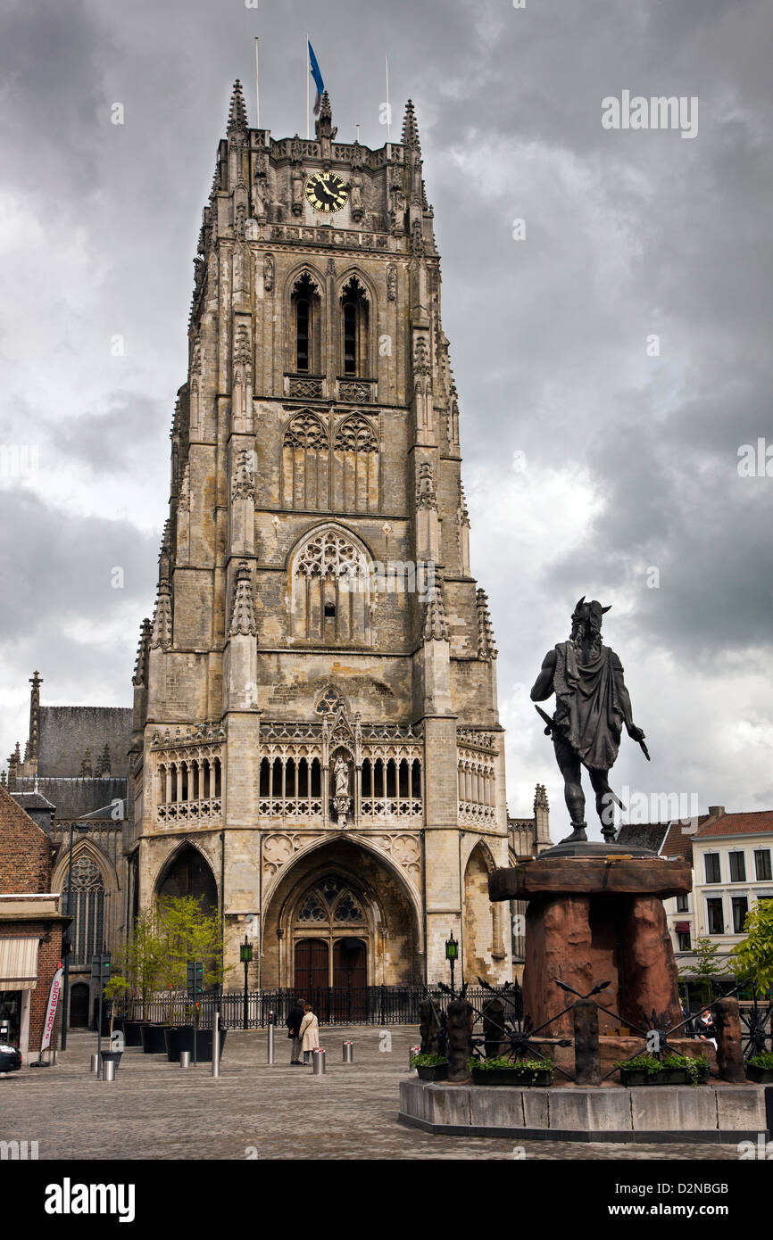 Die Statue des Ambiorix auf dem großen Markt und die Basilika Tongeren / Onze-Lieve-Vrouwe Basiliek in Tongeren, Belgien Stockfoto