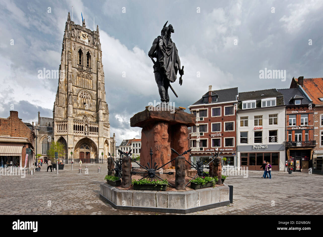 Die Statue des Ambiorix auf dem großen Markt und die Basilika Tongeren / Onze-Lieve-Vrouwe Basiliek in Tongeren, Belgien Stockfoto