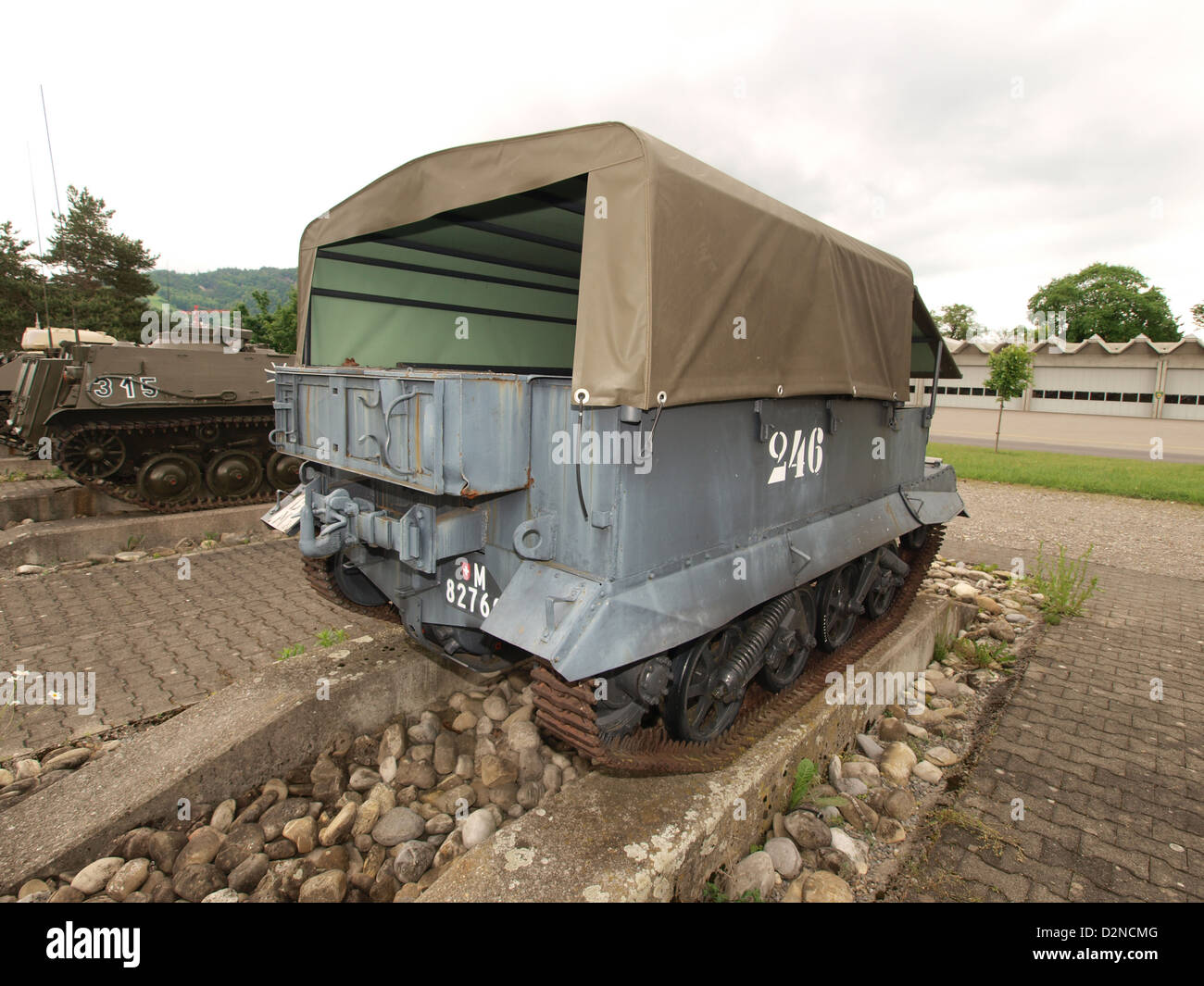 Der Universal Carrier T16 „UC“ ist ein Raupenfahrzeug, das während militärischer Operationen eingesetzt wird. Sein Design ermöglicht einen vielseitigen Einsatz in verschiedenen Terrains und bietet Infanterieeinheiten wichtige Unterstützung. Stockfoto