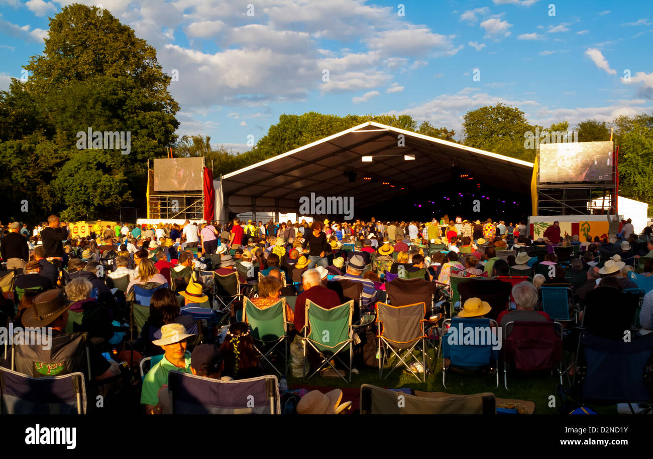 Cambridge Folk Festival-Publikum bei der Sommer-Roots-Musik-Event jährlich bei Chery Hinton Cambridge England UK Stockfoto