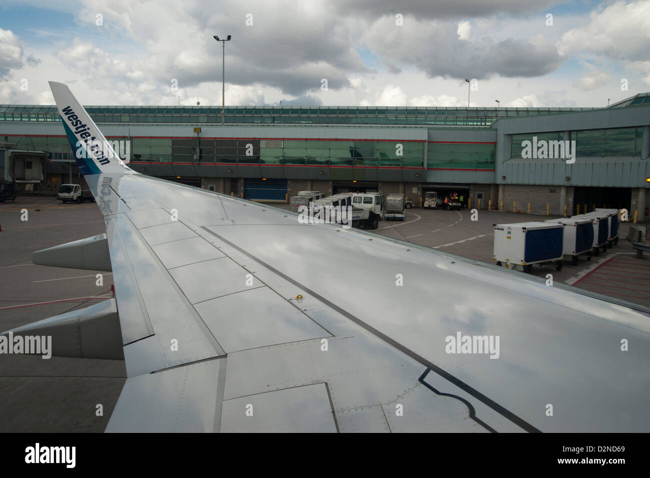 WestJet Flugzeug auf der Landebahn am Flughafen Toronto Pearson vor dem Start Stockfoto