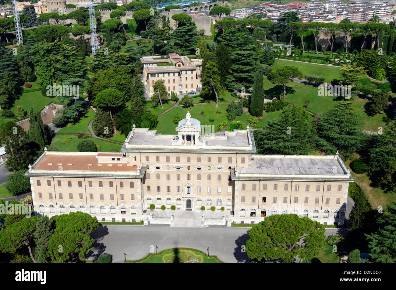 Italien. Luftaufnahme des Palastes des Governorate of Vatican City State aus der Laterne auf Saint Peters Basilica. Stockfoto